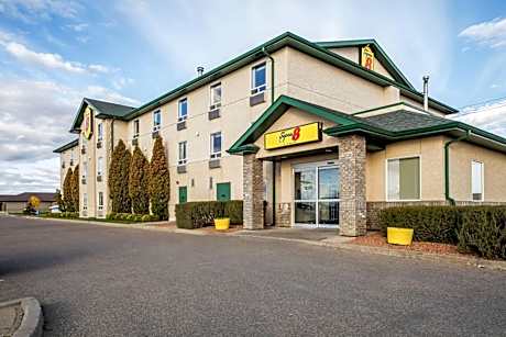 Super 8 by Wyndham Prince Albert