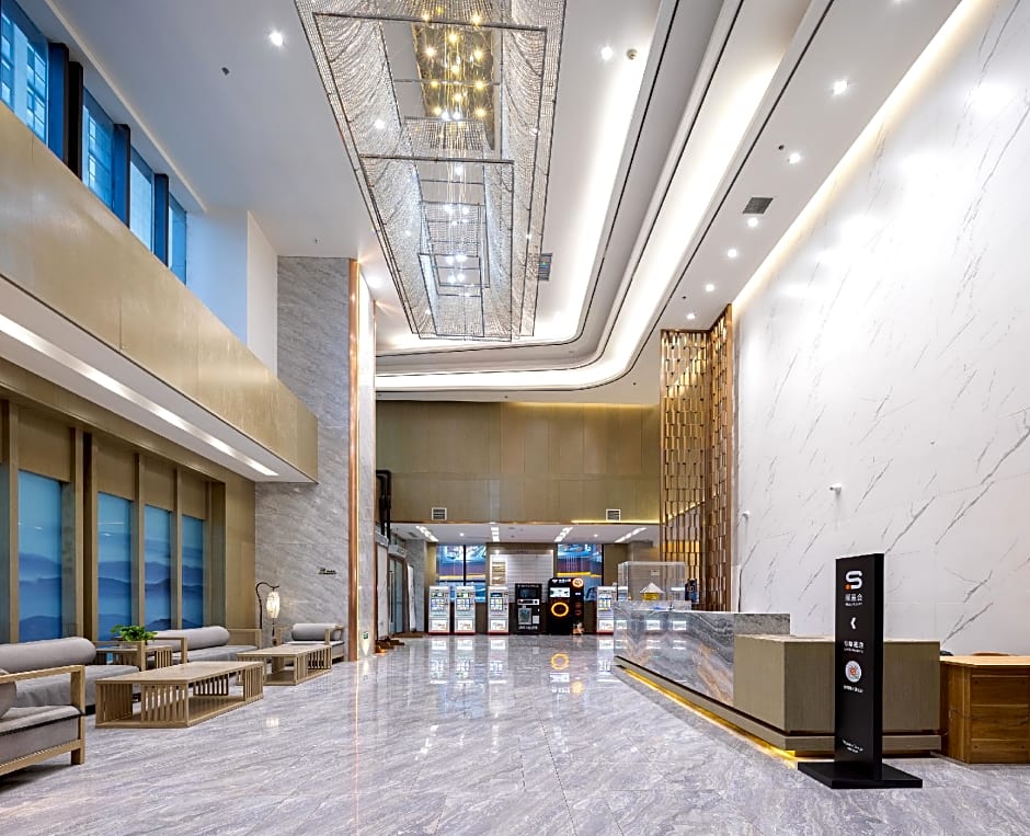 Rezen Hotel Urumqi High-speed Railway Station