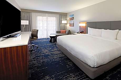 1 King Bed With Balcony - Comp Wifi