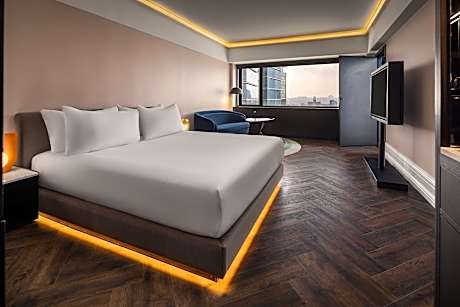 SKY FAM Room, Family room, Bedroom 1: 1 King, Bedroom 2: 2 Twin, City view