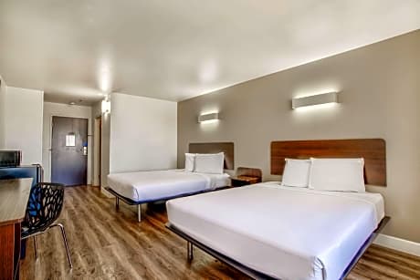 Queen Room with Two Queen Beds - Smoking