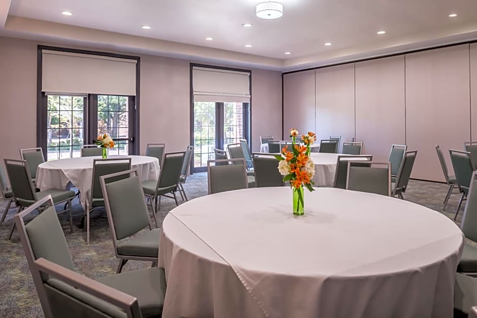 Holiday Inn and Suites Dallas-Addison By IHG