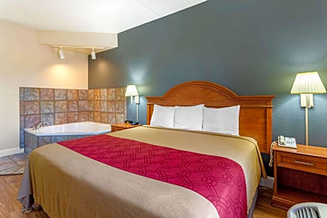 1 King Bed Suite Nonsmoking