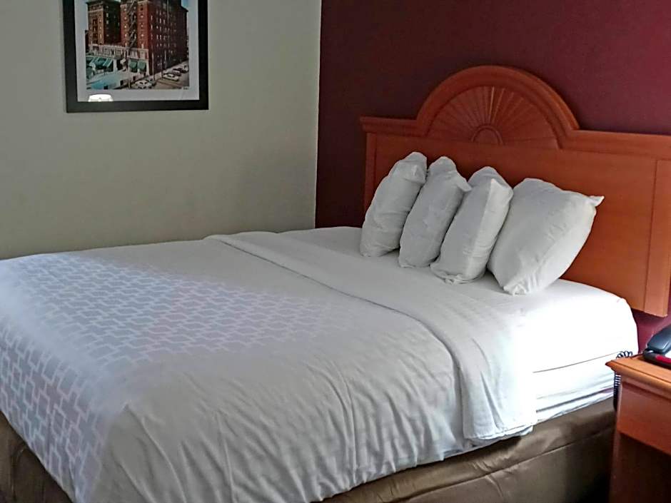 Clarion Pointe Evansville North