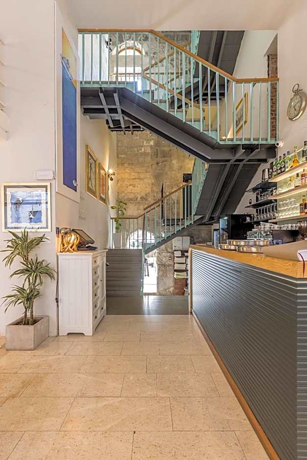 Leonis Restaurant & Rooms