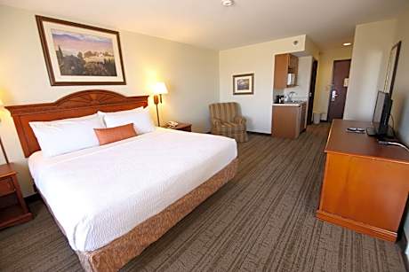 1 King Bed NSMK Jacuzzi Golf Course View Wet Bar Microwave Fridge Coffee Maker Full Breakfast