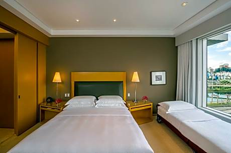 Queen Room with Bridge View