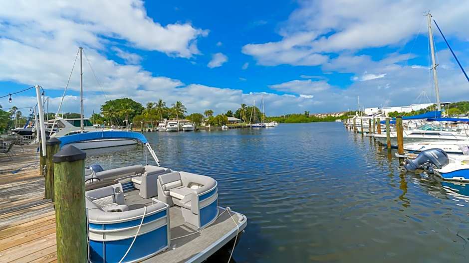 Sarasota Cay Club #612 - Heated Pool, Bunk Beds, Huge TV, Tiki Bar, More!