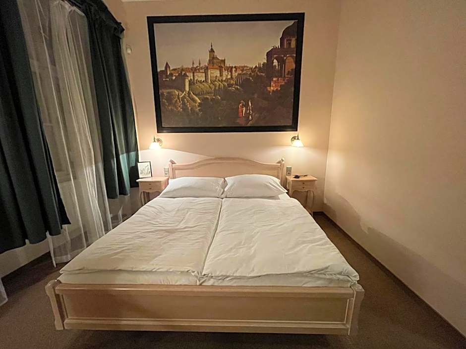 U Cervene zidle - Red Chair Hotel