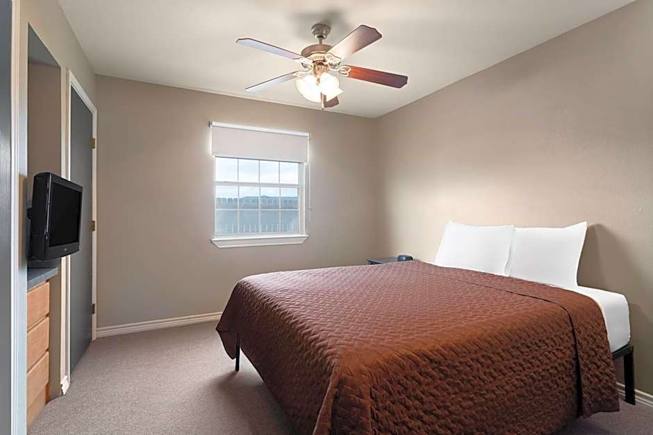 Eagle's Den Suites Carrizo Springs a Travelodge by Wyndham