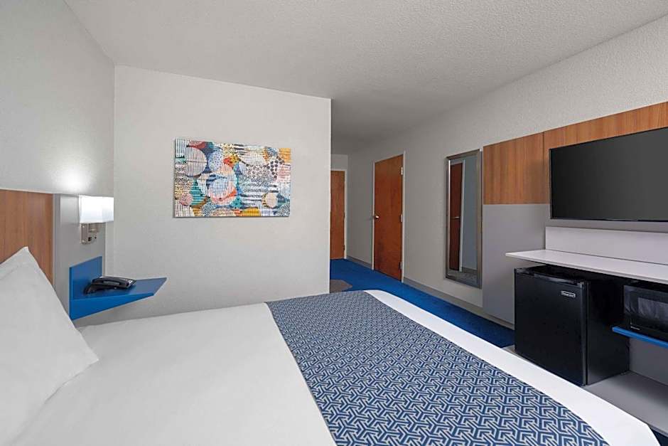 Photo 1 of 4 of 1 Queen Bed, Accessible