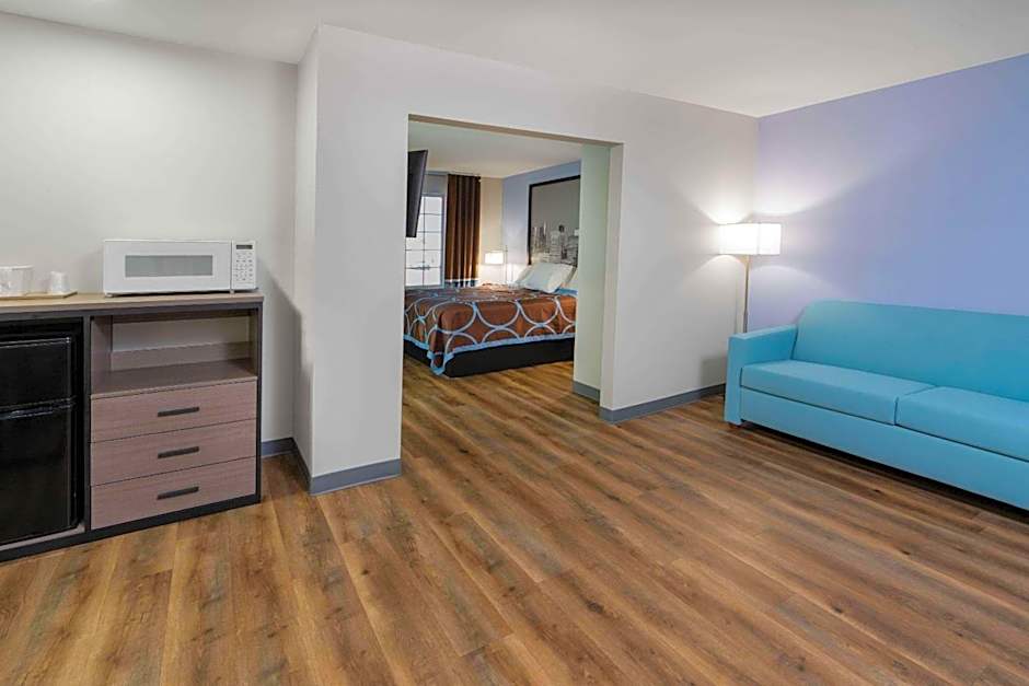 Photo 1 of 2 of 1 King Bed Suite, Nonsmoking