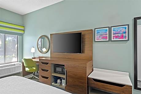 1 KING BED W/ HEARING ACCESSIBILITY/RI SHOWER
