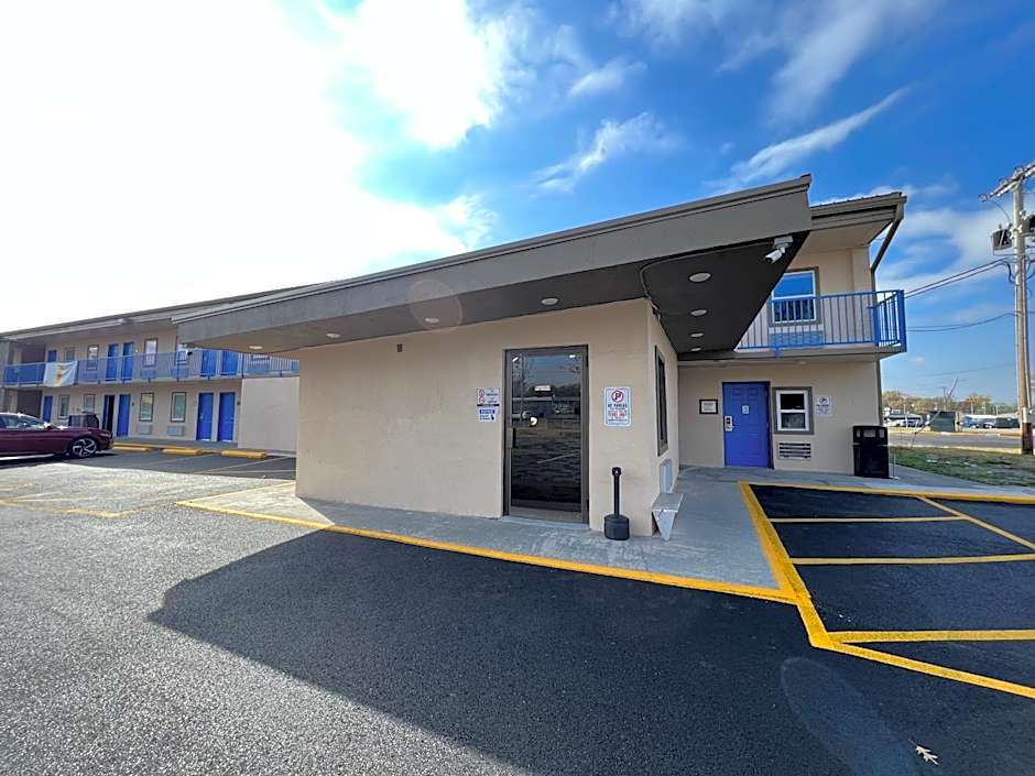 Super 8 by Wyndham Paducah I-24 Exit 4