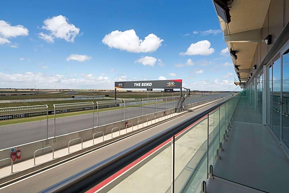 Rydges Pit Lane