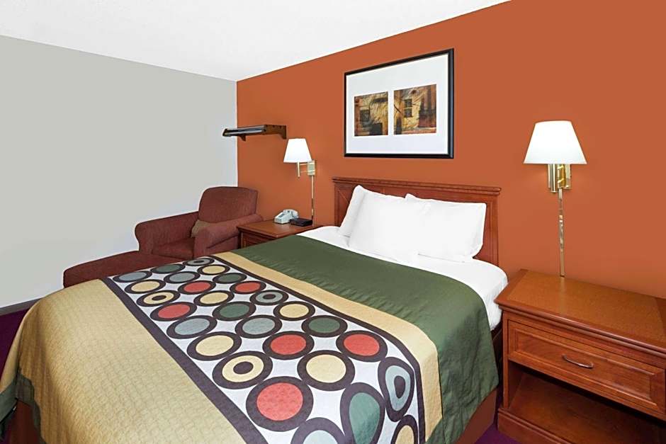 Photo 1 of 6 of 1 Queen Bed, Accessible