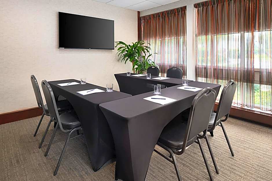 DoubleTree by Hilton Boston Bayside