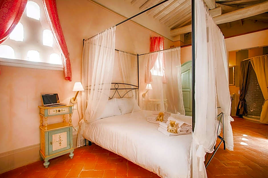 Farmhouse with swimming pool surrounded by greenery just 20 minutes from Arezzo