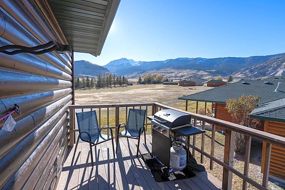 Bison Lodge - Lg Home - 2 bedrooms - less than 5 miles to Yellowstone North Entrance, Sleeps up to 8