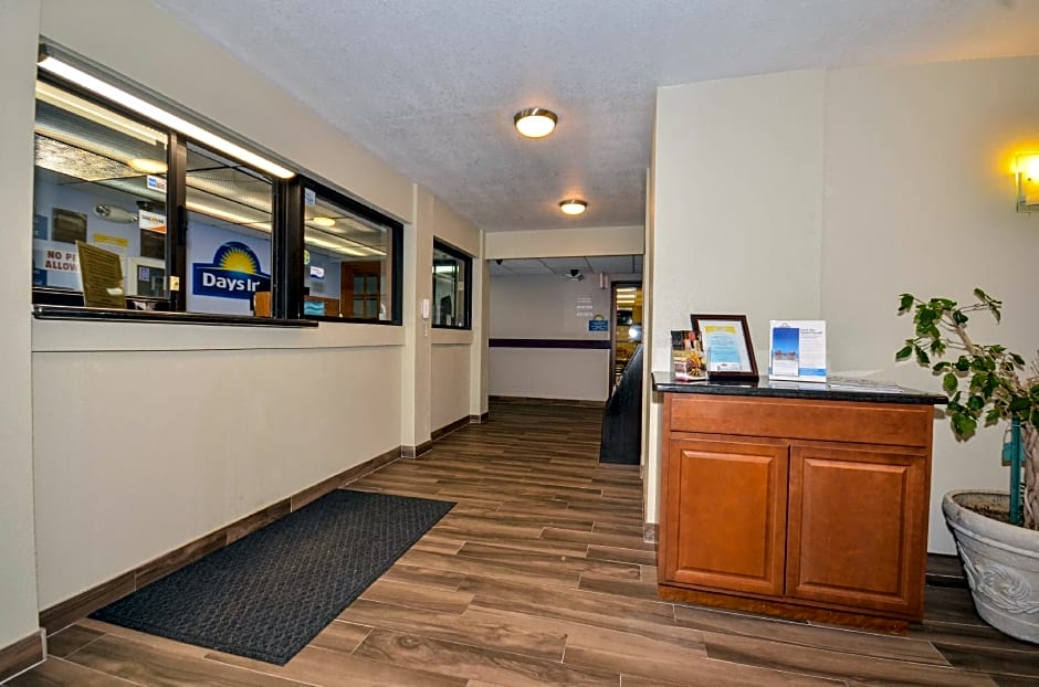 Days Inn by Wyndham Southern Hills/ORU