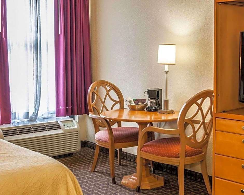 Quality Inn & Suites Shelbyville I-74