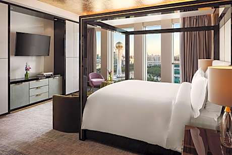 The Ritz-Carlton Suite with Club Lounge access,1 King, City view