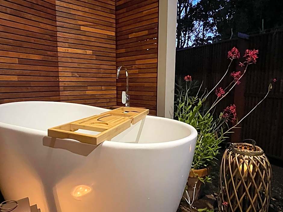 Grape Juice Retreat Rustic romantic gateway 5mins to beaches & town