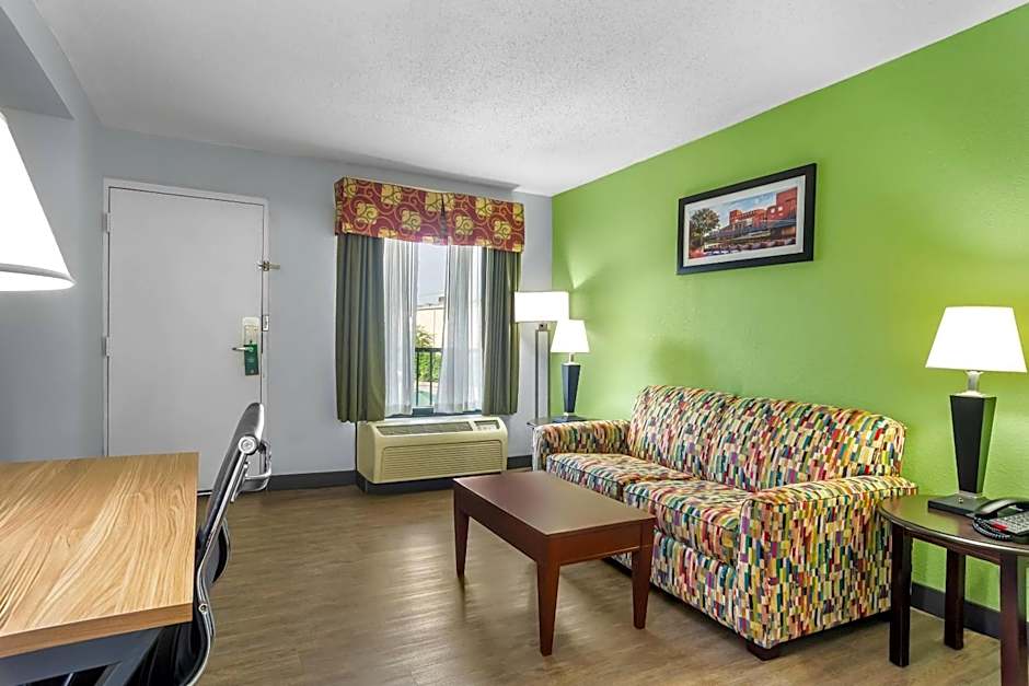 Quality Inn & Suites Greenville - Haywood Mall