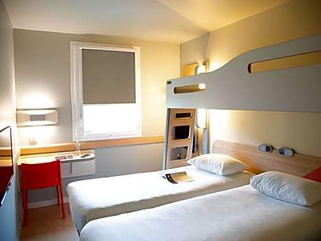 Triple Room with Twin Beds and Bunk Bed