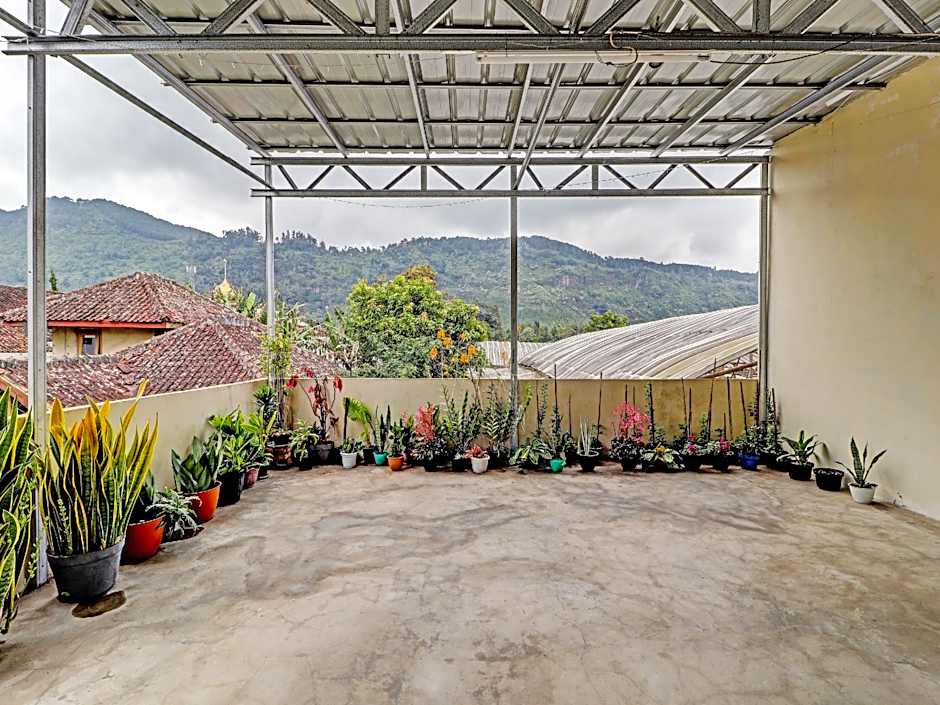 OYO 90454 Adinda Homestay Cibodas Lembang
