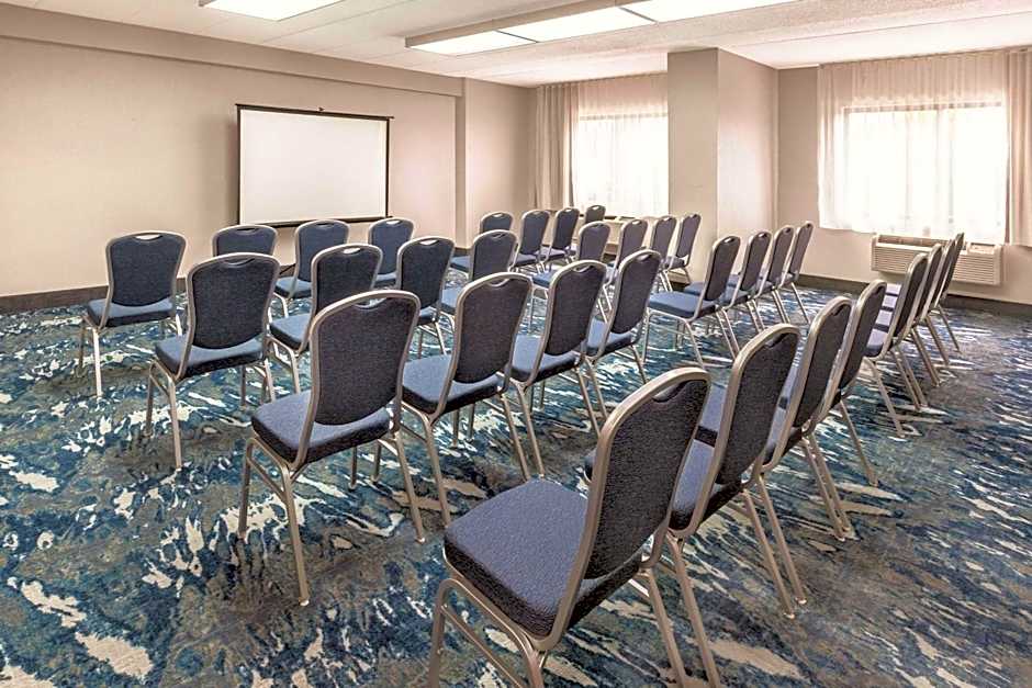 La Quinta Inn & Suites by Wyndham Philadelphia Airport