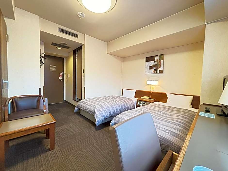 Photo 1 of 8 of 2 Beds, Smoking