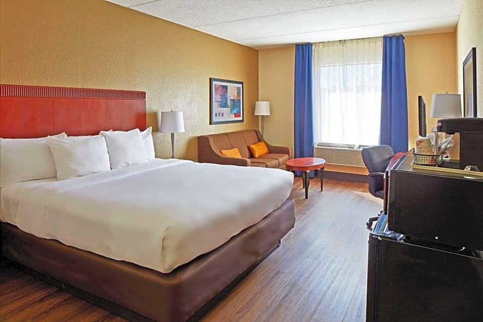 Comfort Suites Outlet Center