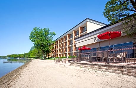 Holiday Inn Detroit Lakes, an IHG Hotel