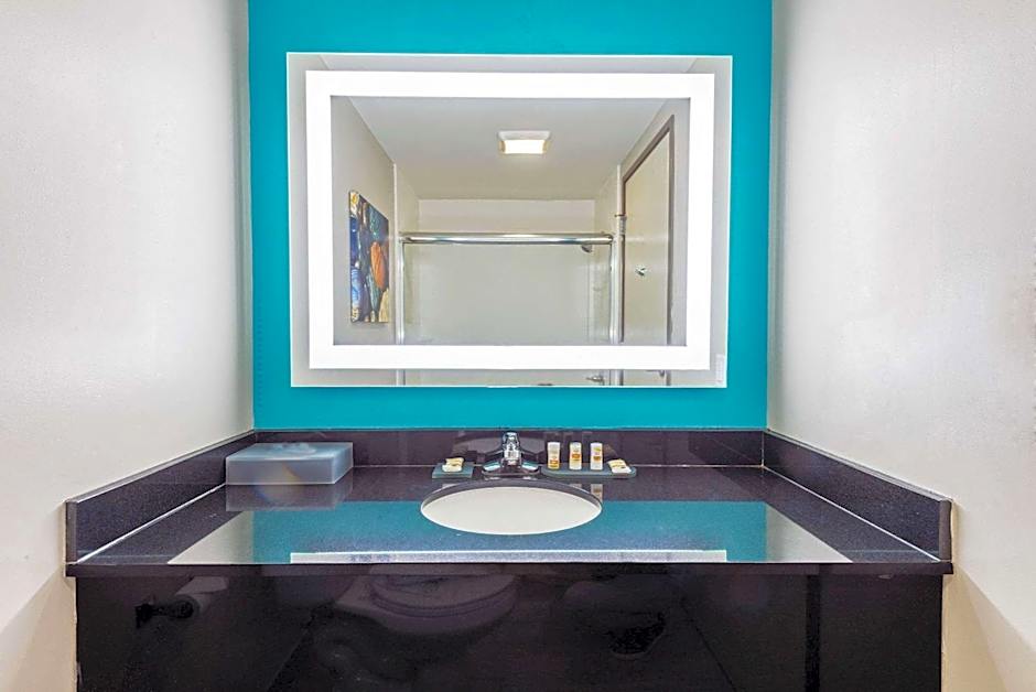 La Quinta Inn &amp; Suites by Wyndham Jamestown, NY-Downtown