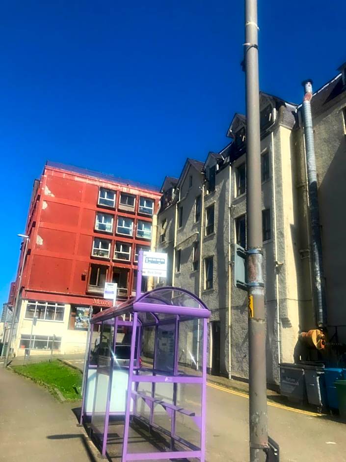 Prime location rooms in high street