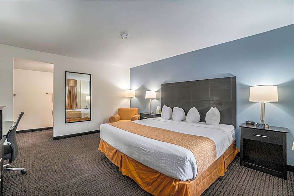 Travelodge by Wyndham Traverse City MI
