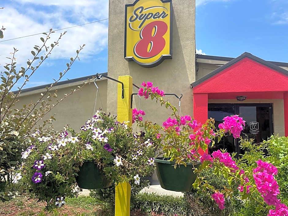 Super 8 by Wyndham Monroe