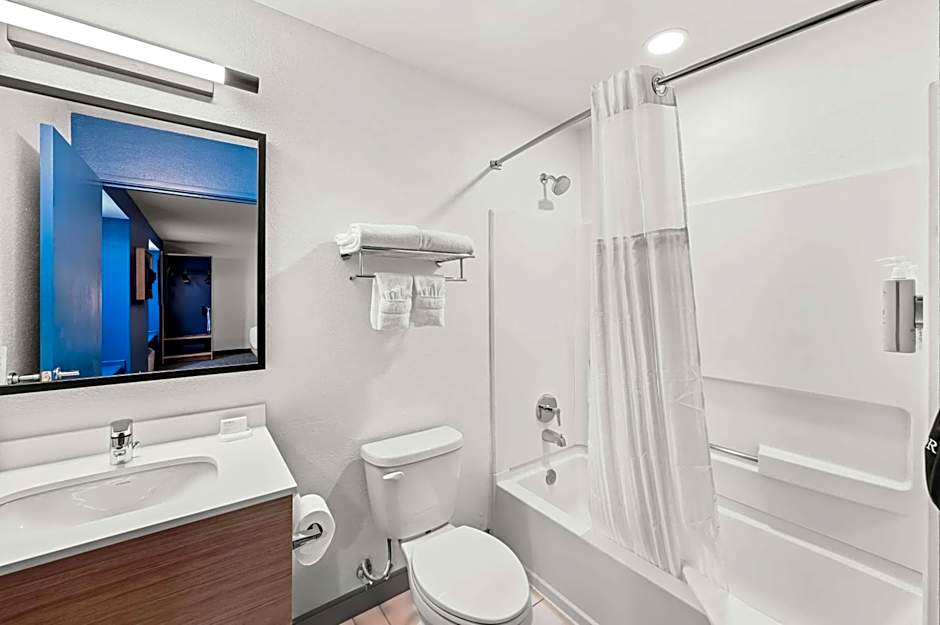 Spark by Hilton Sterling Dulles Airport