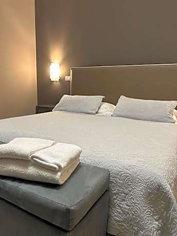 Deluxe Double or Twin Room with Side Sea View