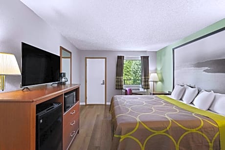 1 King Bed Non-Smoking
