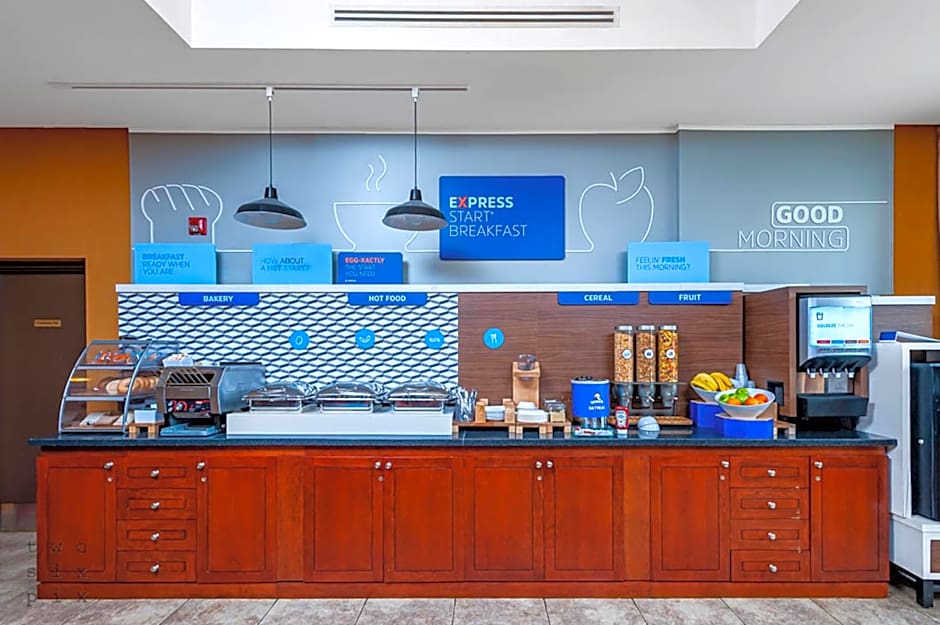 Holiday Inn Express Hotel & Suites Clarington - Bowmanville By IHG