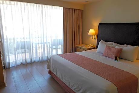 Premium King Suite - Non-Smoking