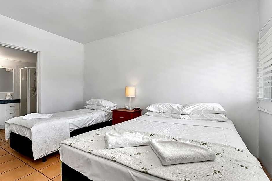 Cairns Reef Apartments & Motel