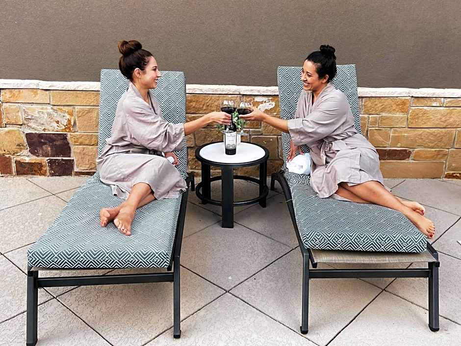 Embassy Suites By Hilton San Antonio Brooks Hotel - Spa