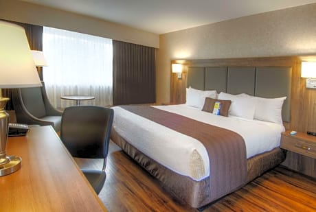 1 King Bed Harbour View Non-Smoking