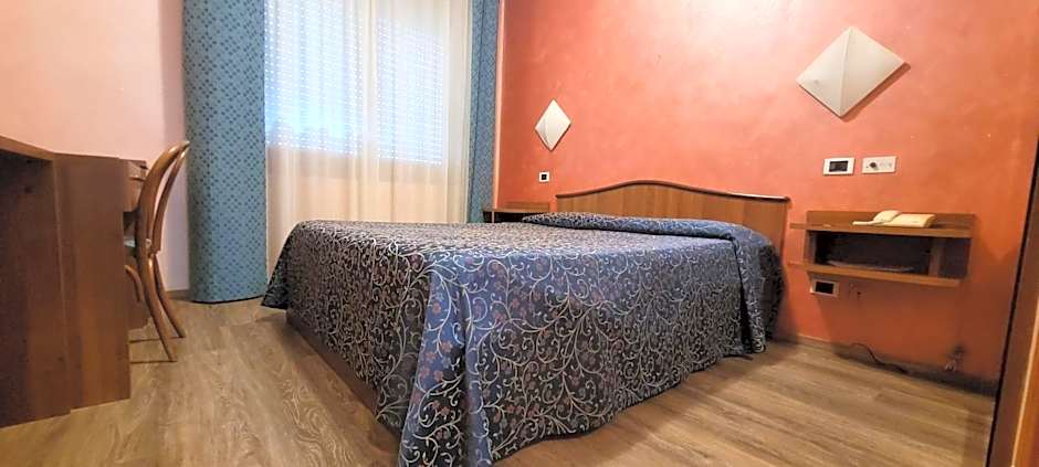 HOTEL PARADISO