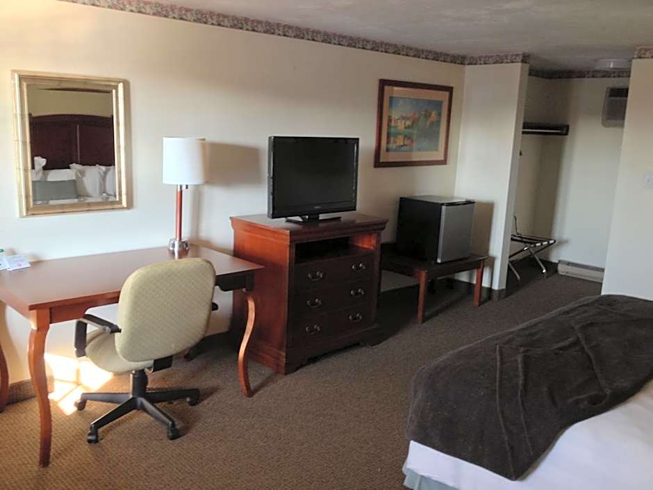 Holiday Hill Inn & Suites
