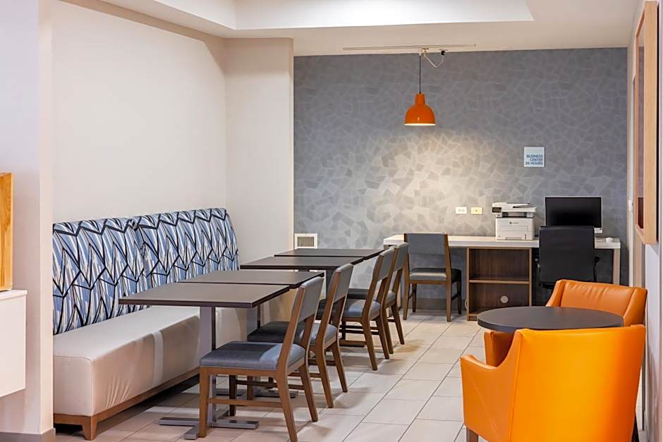 Holiday Inn Express and Suites Wichita Airport By IHG
