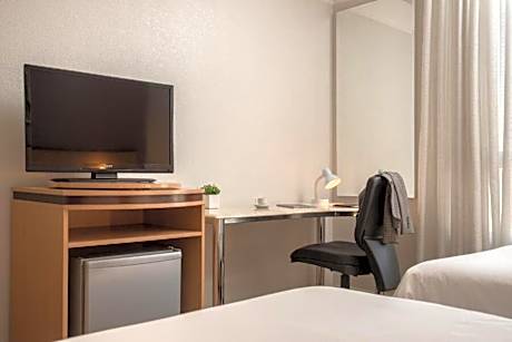 TWIN STANDARD 2 SINGLE BEDS CAPACITY 01